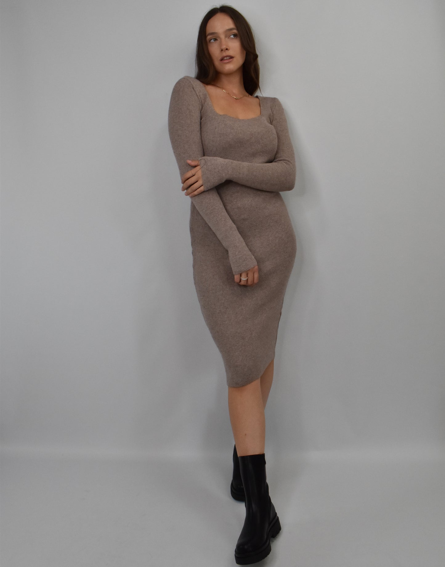 Geripptes Strickkleid mit eckigem Ausschnitt