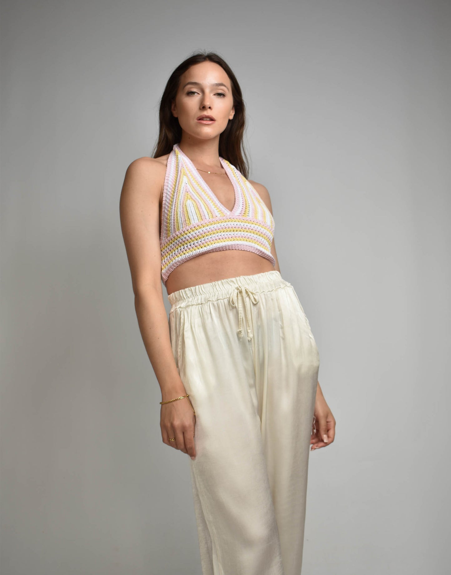 Gehäkeltes Neckholder-Top in Gelb/Rosa kombiniert mit silky Hose