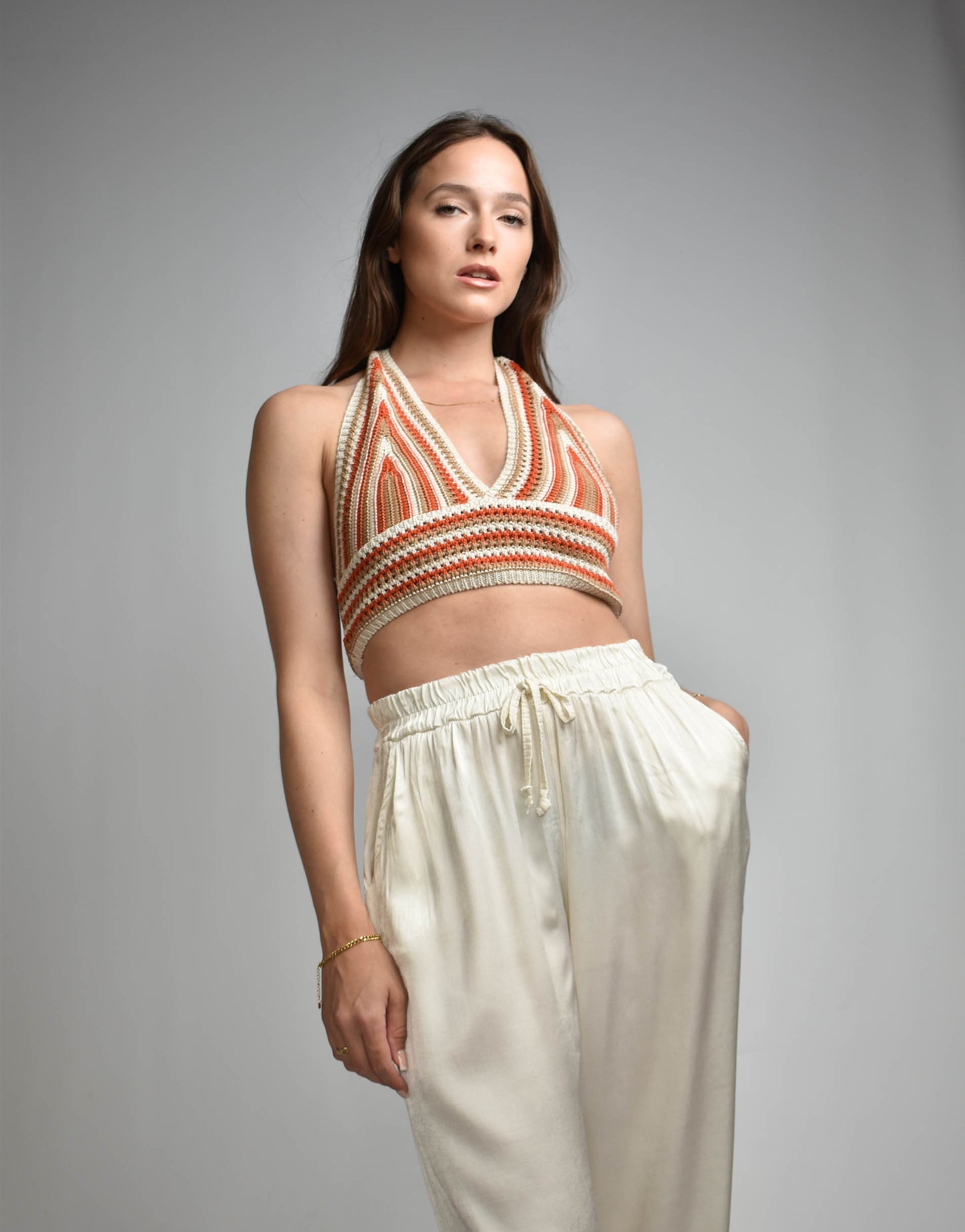 Gehäkeltes Neckholder-Top in Orange/Beige kombiniert mit silky Hose