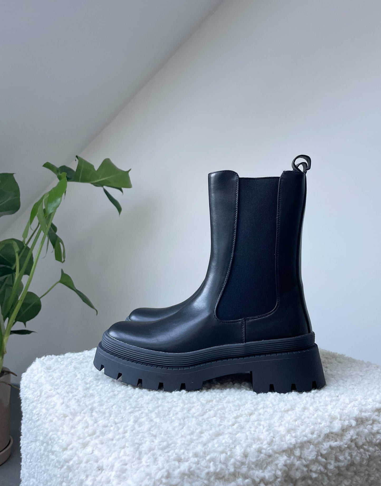 Vegane Chelsea Boots in Schwarz