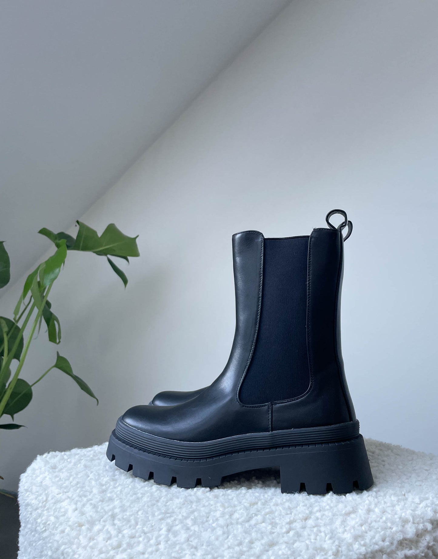 Vegane Chelsea Boots in Schwarz