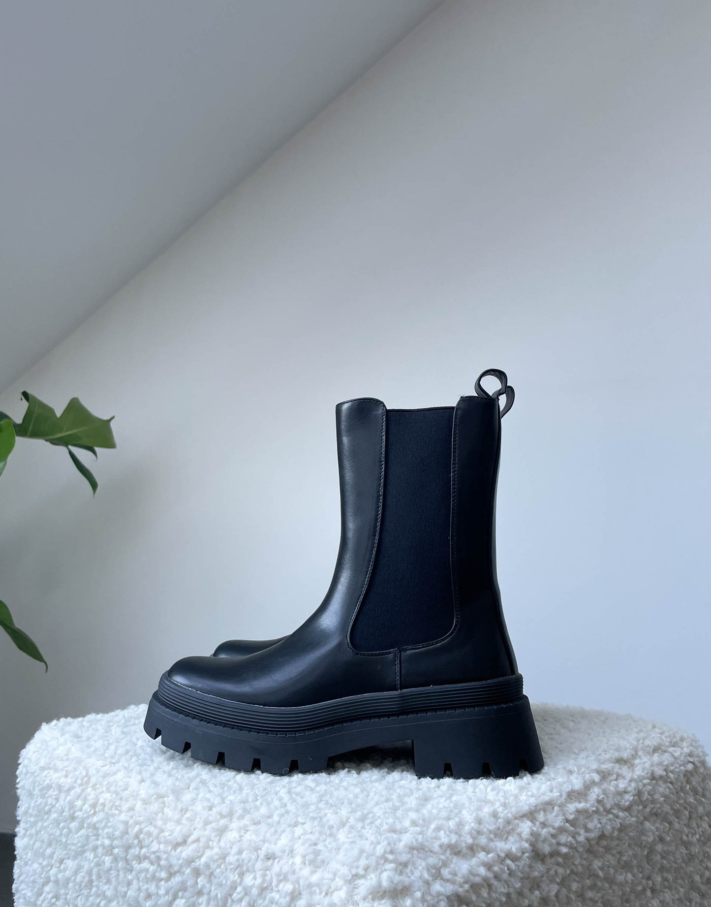 Vegane Chelsea Boots in Schwarz