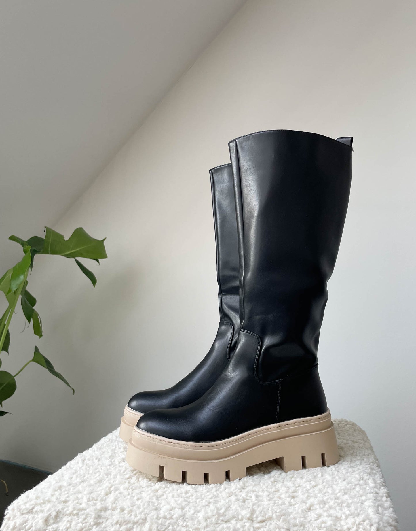 Vegane Stiefel in Schwarz mit beiger Sohle