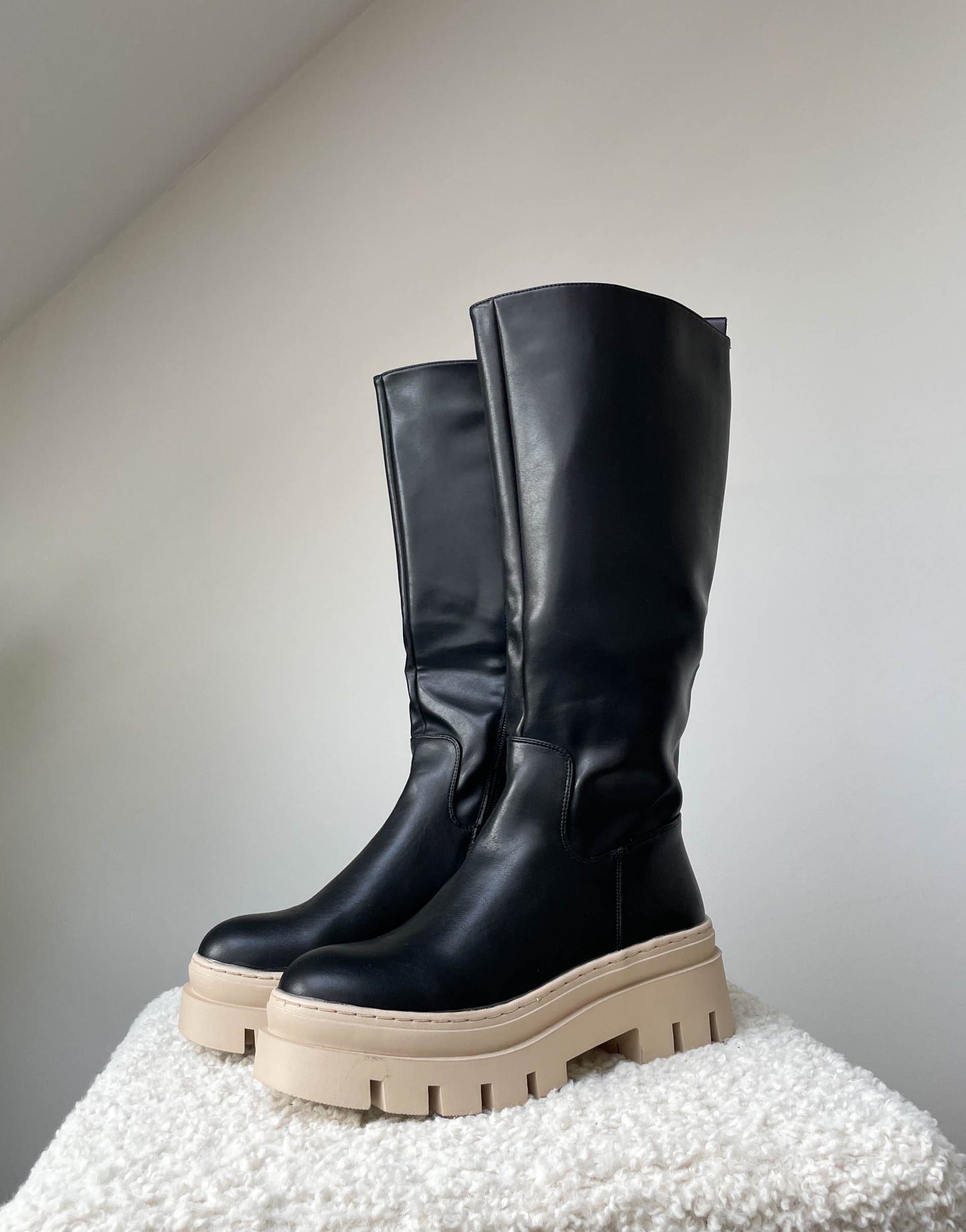 Vegane Stiefel in Schwarz mit beiger Sohle