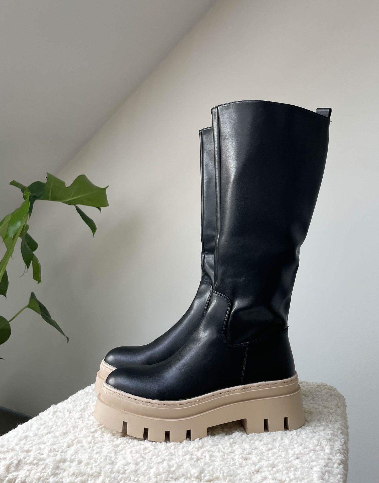 Vegane Stiefel in Schwarz mit beiger Sohle