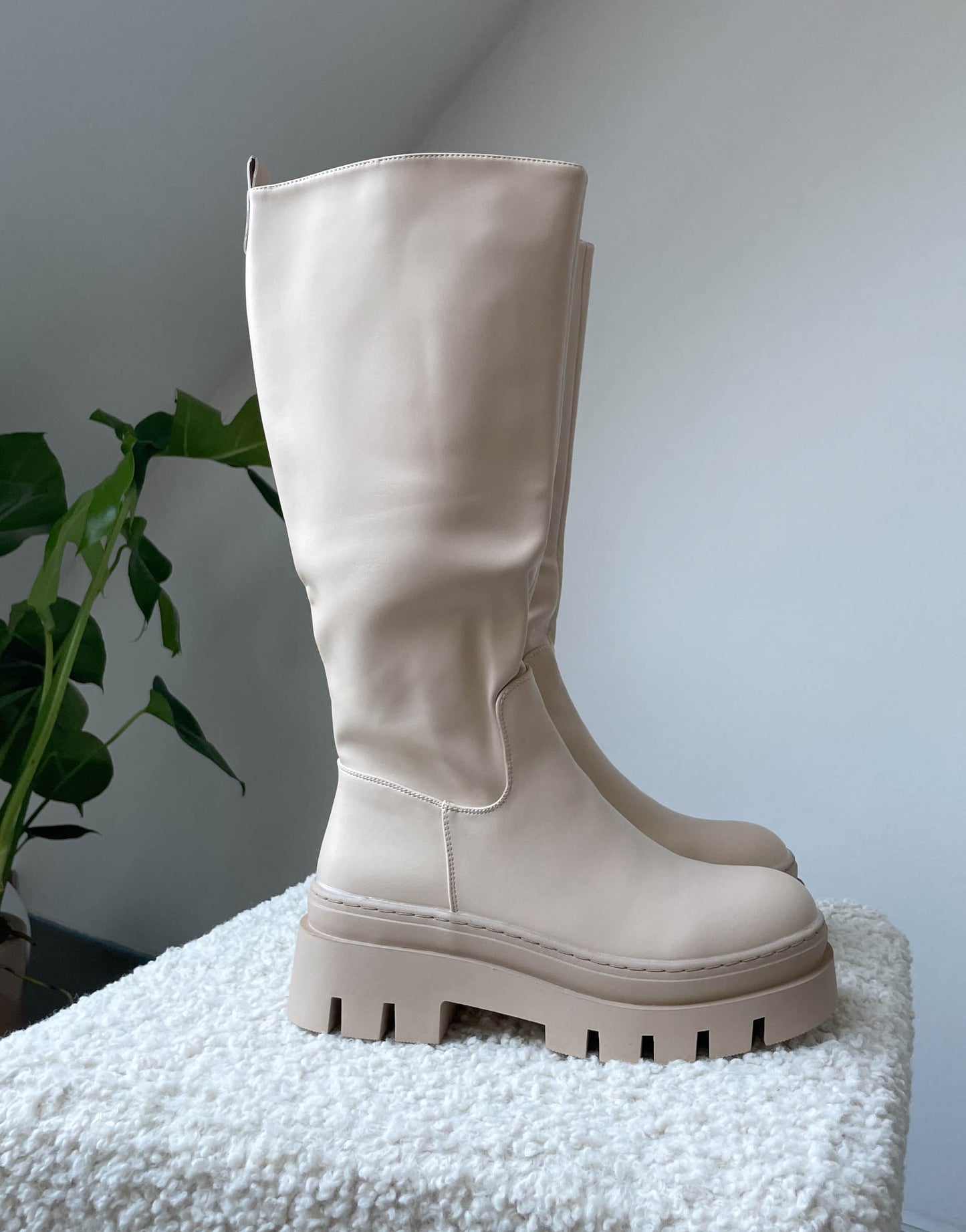 Stiefel aus Kunstleder in Beige