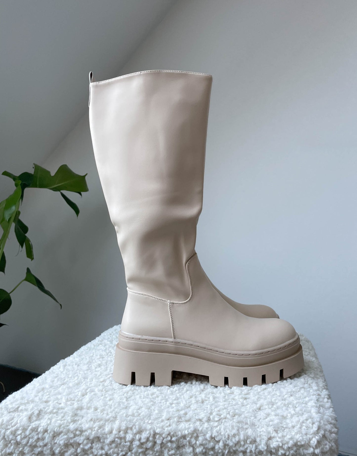Stiefel aus Kunstleder in Beige