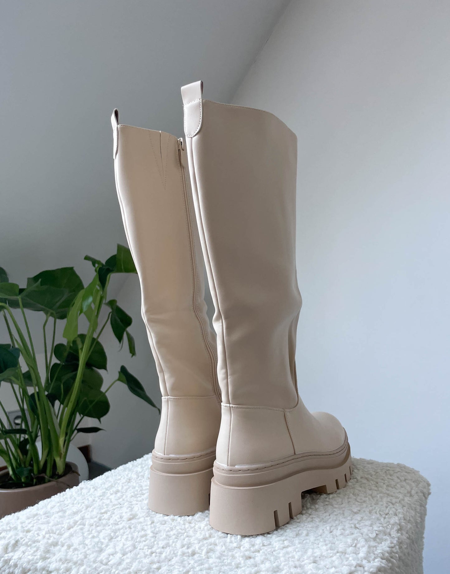 Stiefel aus Kunstleder in Beige