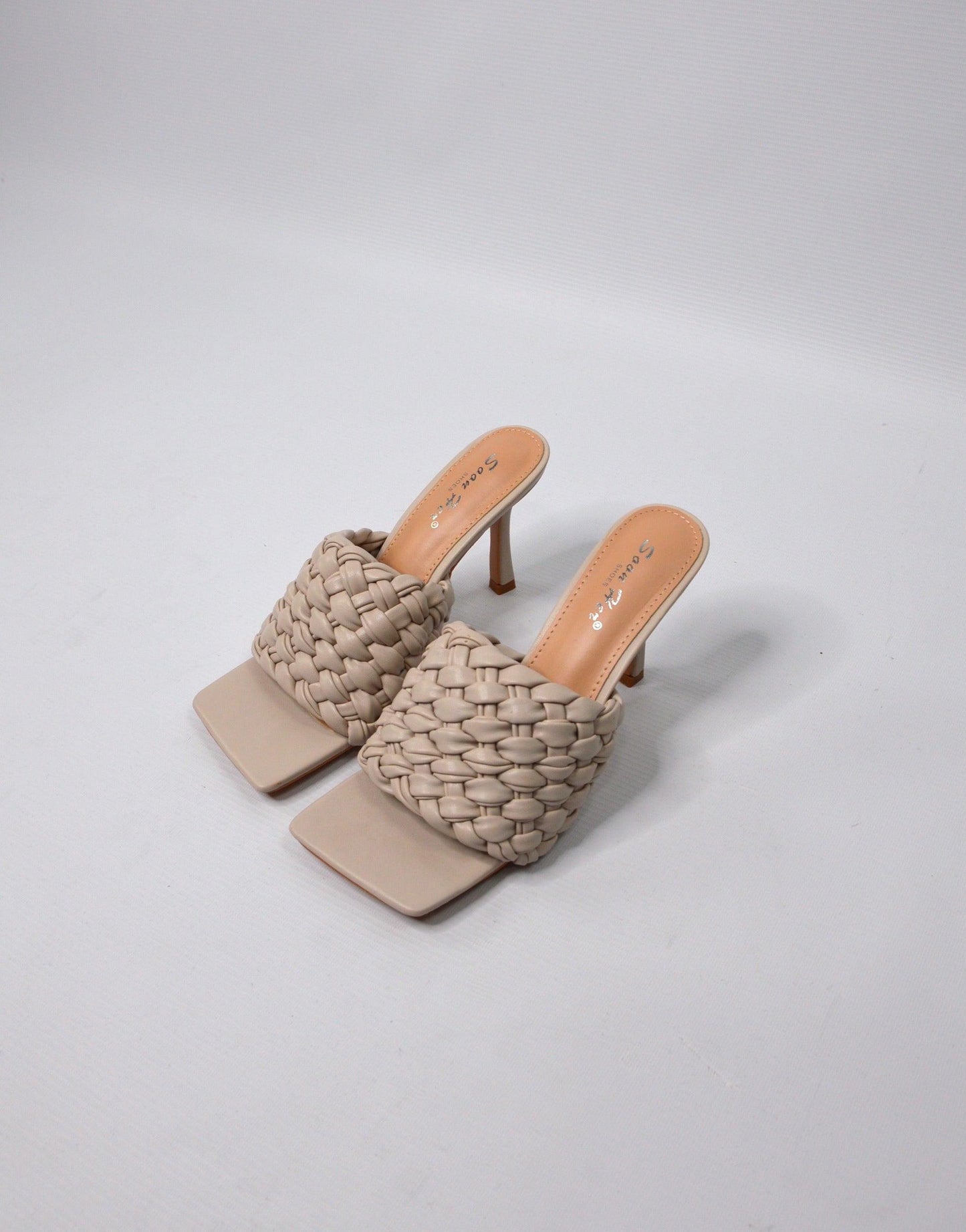 Schuhe mit Absatz und geflochtenem Design - Switch-Fashion