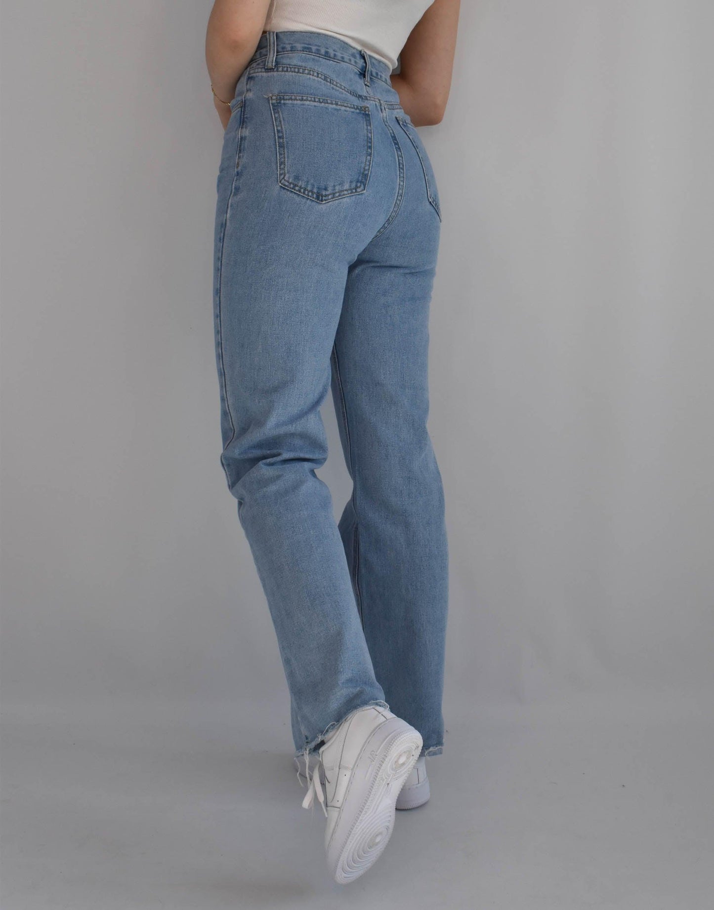 Straight Jeans in mittlerer Waschung und hohem Bund - Switch-Fashion