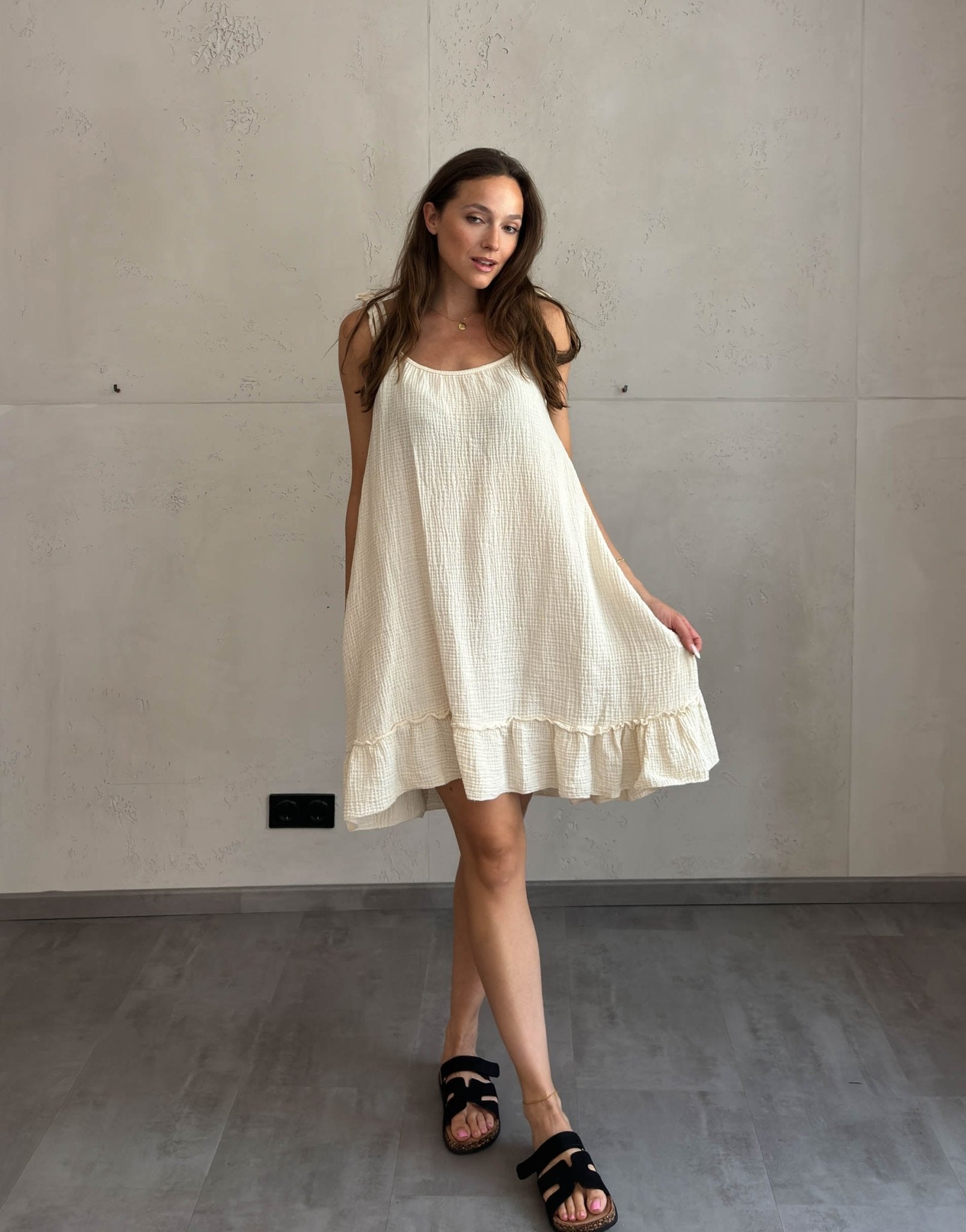 Seidenkleid Aqua mit Stickerei am Ausschnitt, Neckholder und Bindemöglichkeit am Rücken