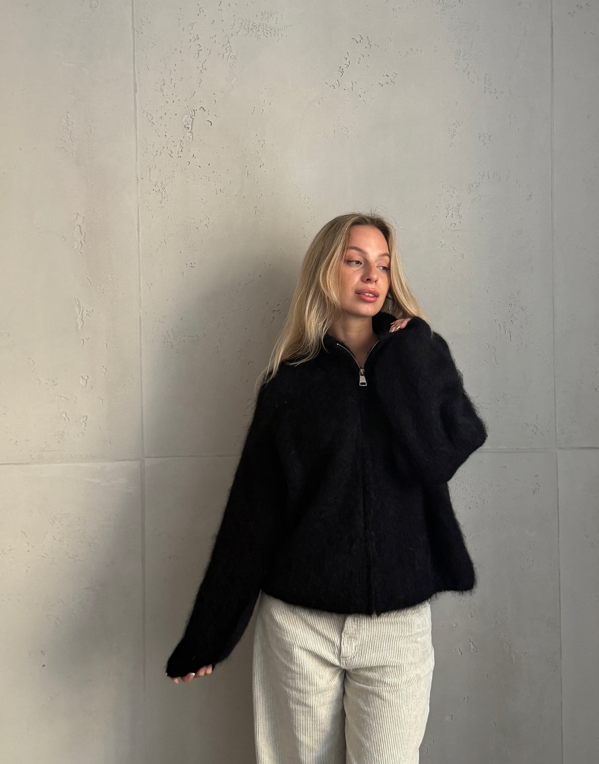Mohair Zip-Strickjacke mit Stehkragen in Schwarz