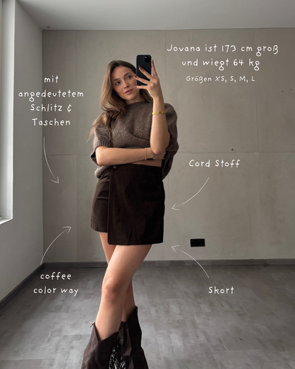 Cord-Skort mit Knopf & angedeutetem Schlitz