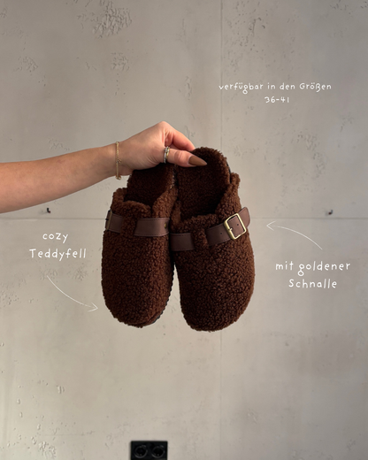 Bouclé-Schlappen mit verstellbarer Schnalle