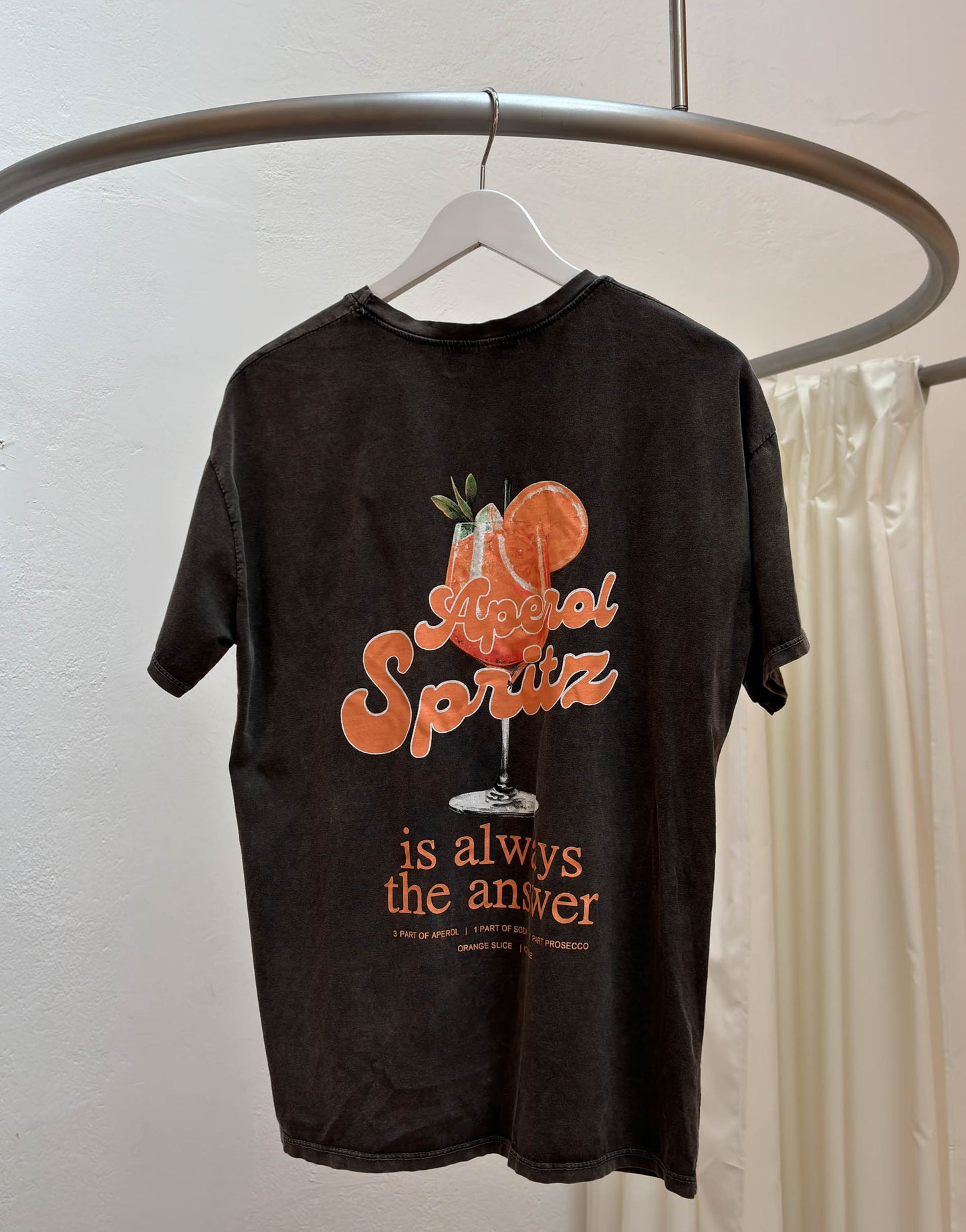 Frau mit braunen Haaren trägt Aperol Spritz T-Shirt 