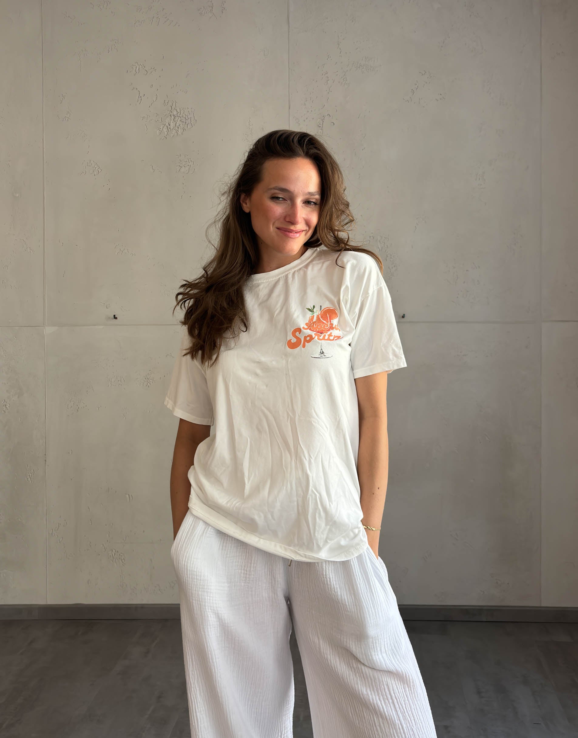 Frau mit braunen Haaren trägt Aperol Spritz T-Shirt 