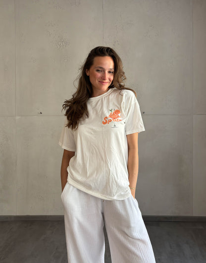 Frau mit braunen Haaren trägt Aperol Spritz T-Shirt 