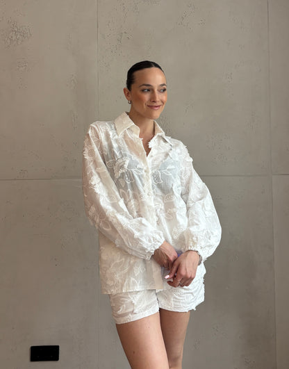 Weiße 3D-Bluse mit Blumenstickerei