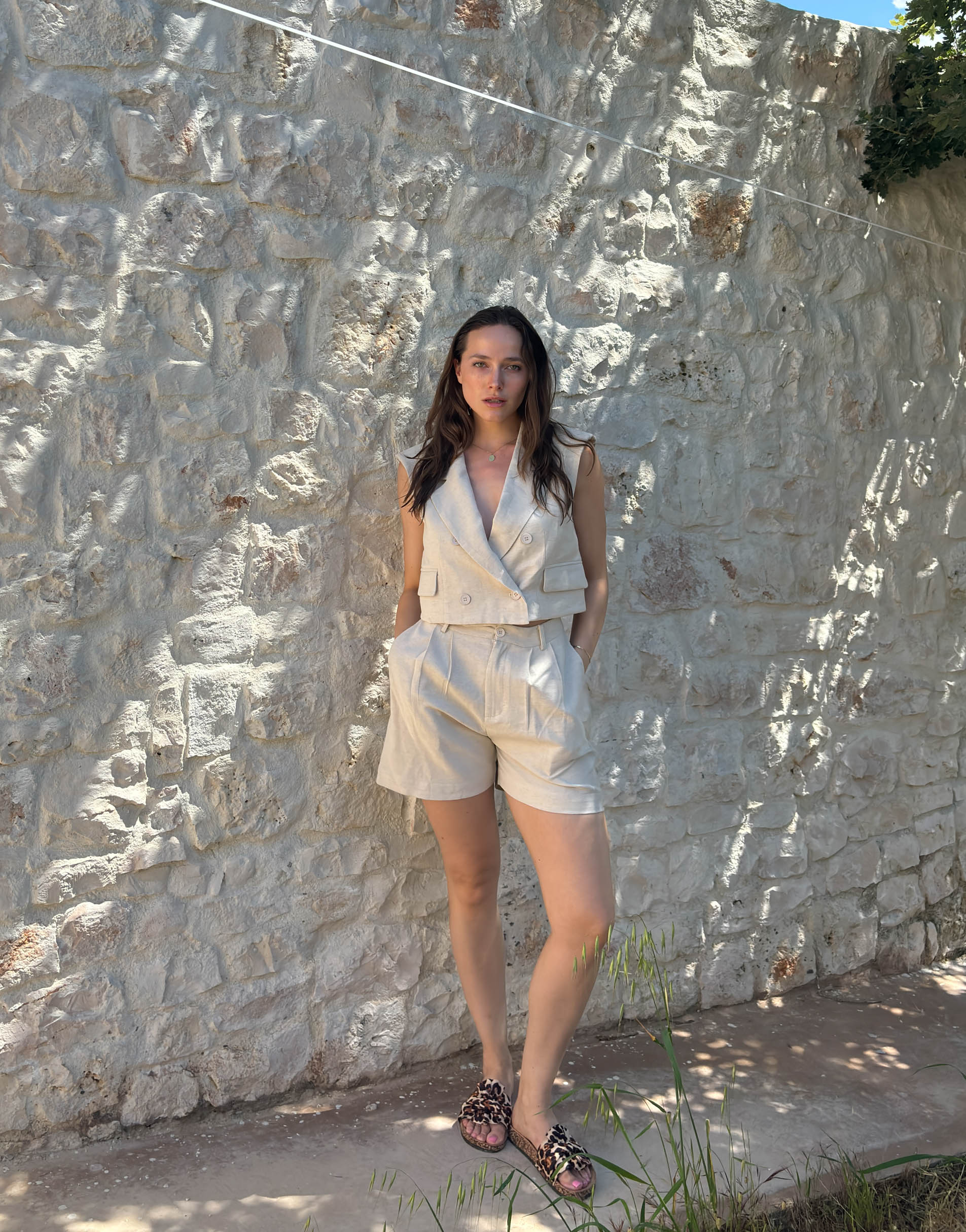 Frau mit braunen Haaren trägt Blazer Set in beige