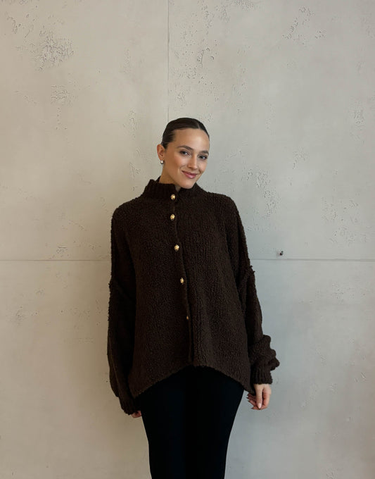 Lange Boucle Strickjacke mit goldenen Knöpfen