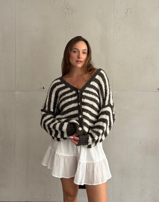 Bouclé Streifen-Strickjacke mit goldenen Knöpfen