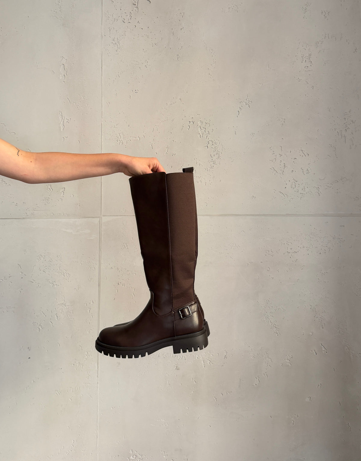 Braune Stiefel im Reiterstiefel-Design
