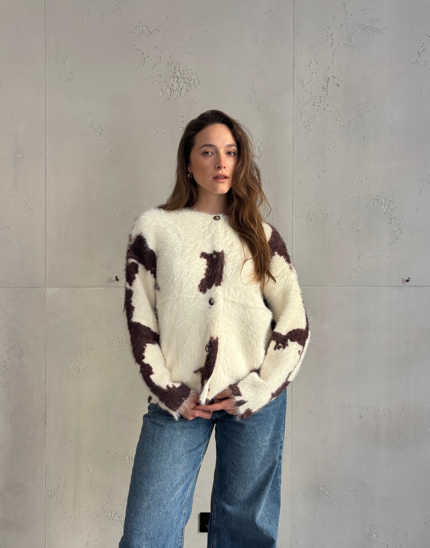 Cow-Strickjacke mit Knöpfen & Rundhals