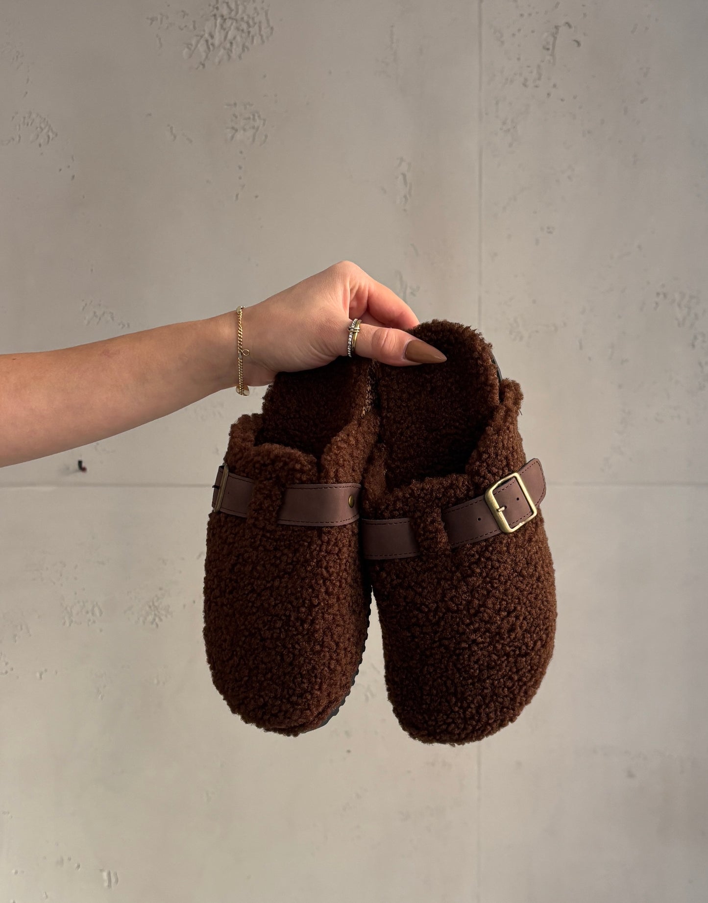Bouclé-Schlappen mit verstellbarer Schnalle