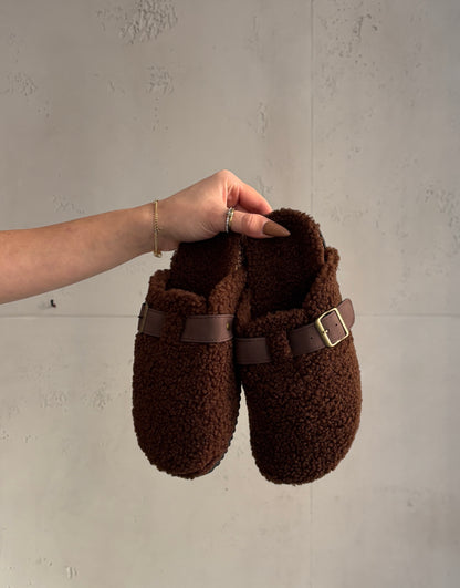 Bouclé-Schlappen mit verstellbarer Schnalle