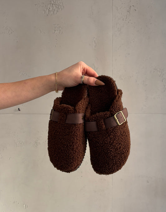 Bouclé-Schlappen mit verstellbarer Schnalle