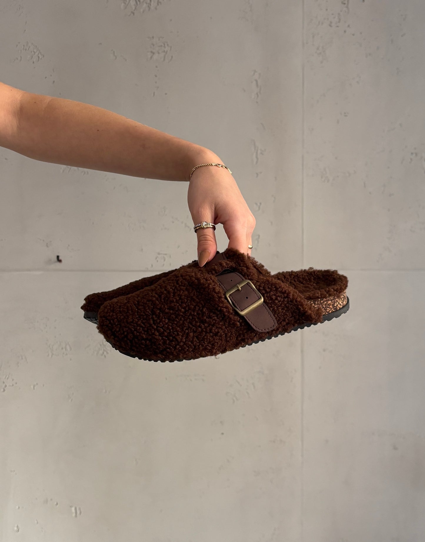 Bouclé-Schlappen mit verstellbarer Schnalle