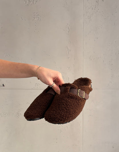 Bouclé-Schlappen mit verstellbarer Schnalle
