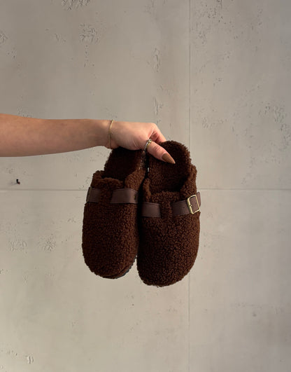 Bouclé-Schlappen mit verstellbarer Schnalle