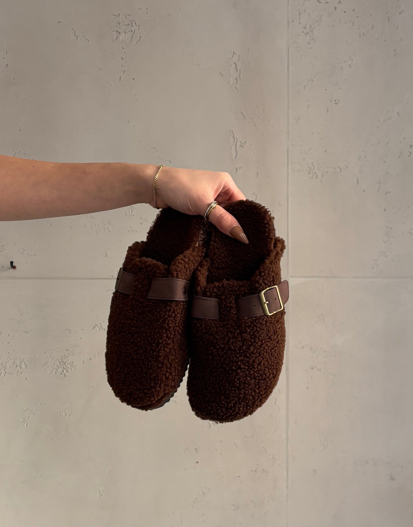 Bouclé-Schlappen mit verstellbarer Schnalle