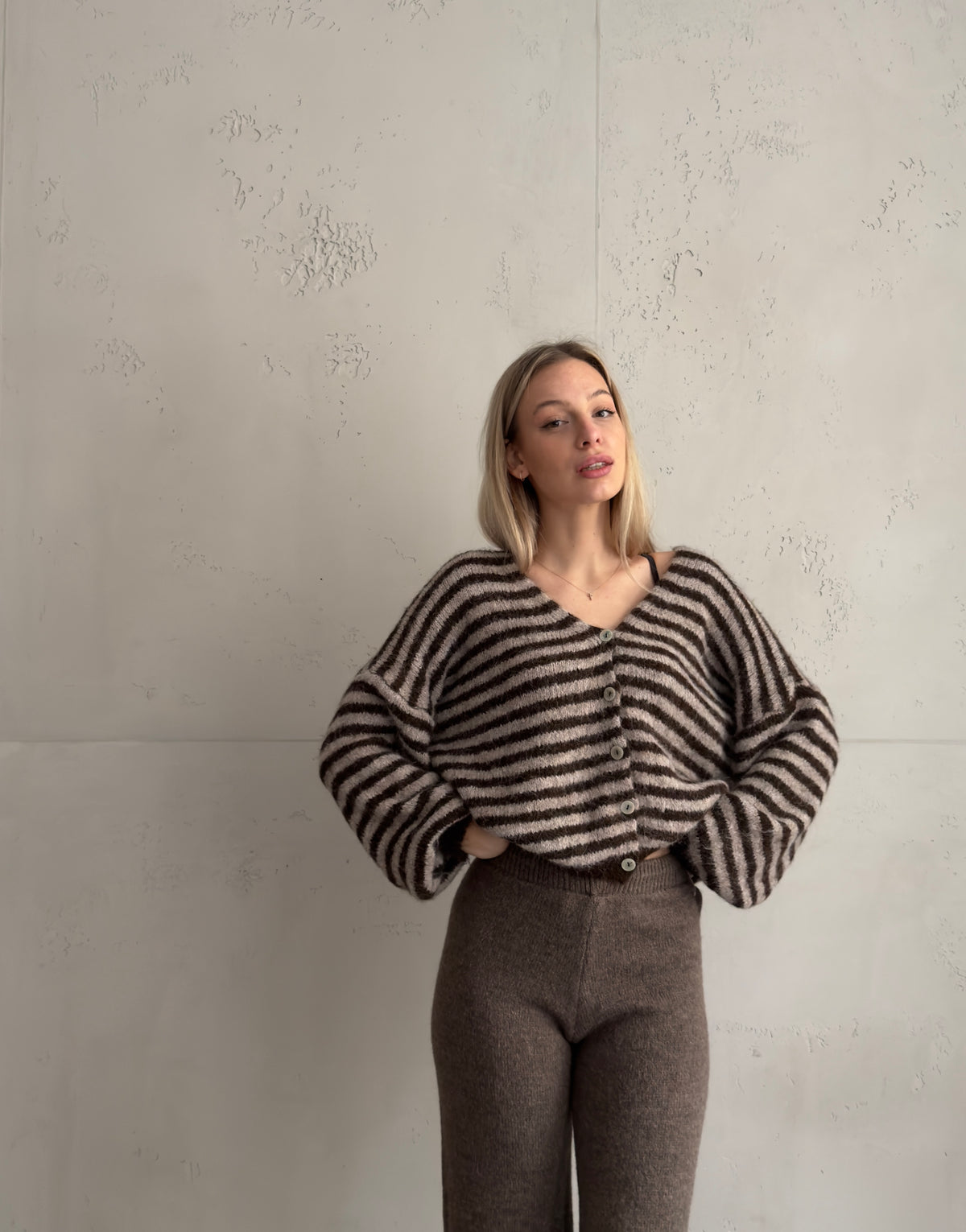 Gestreifte Strickjacke mit V-Ausschnitt