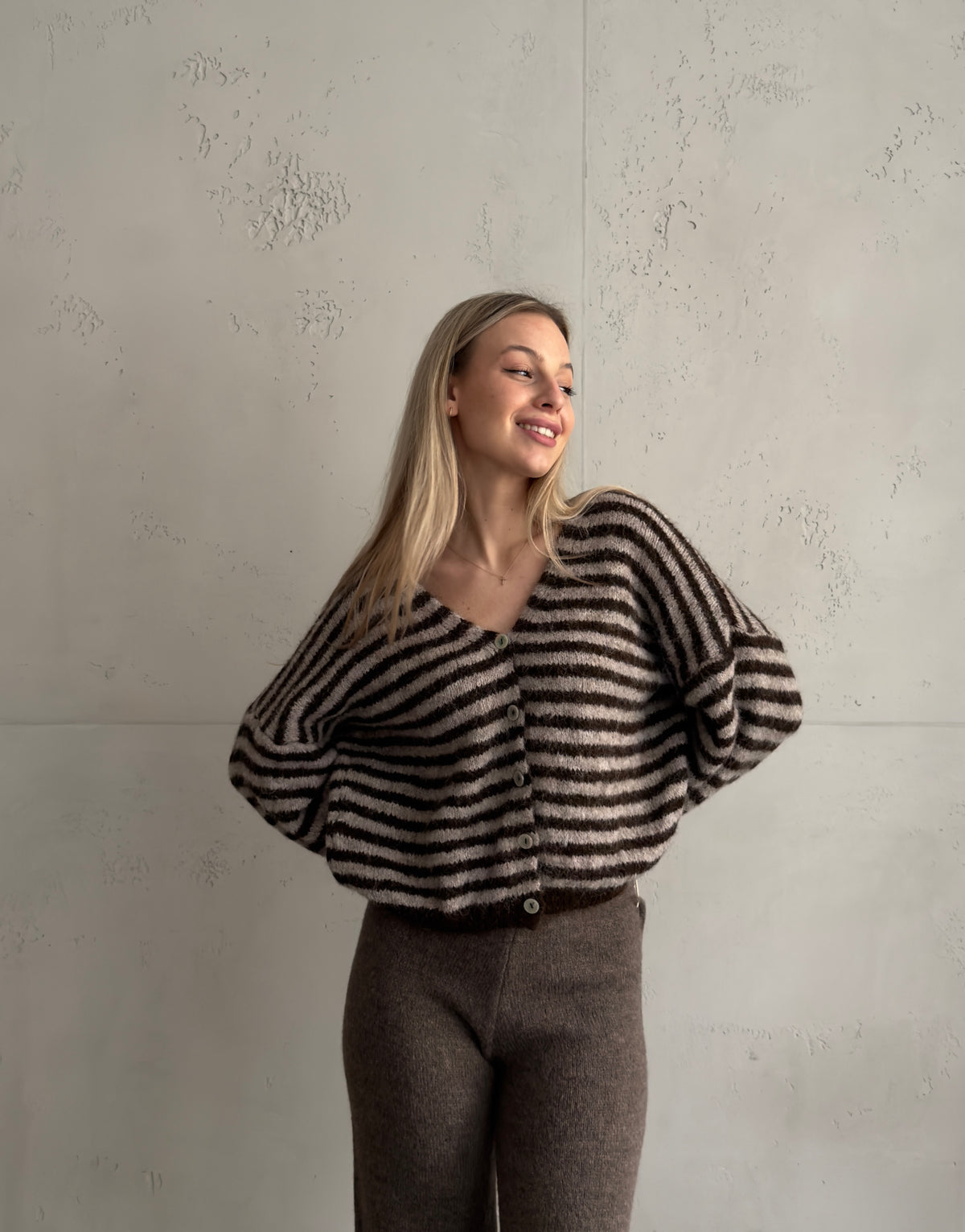 Gestreifte Strickjacke mit V-Ausschnitt