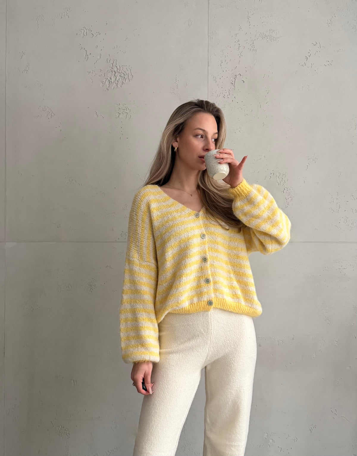 Gestreifte Strickjacke mit V-Ausschnitt