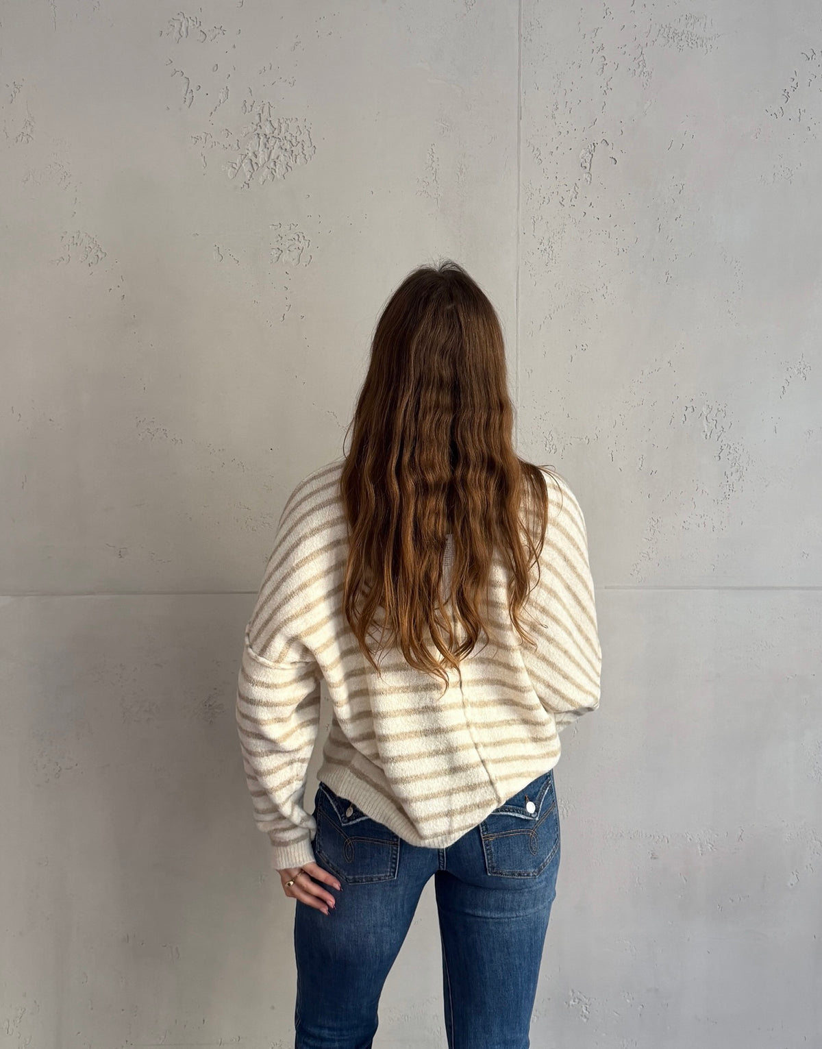 Gestreifter Pullover mit Außennaht