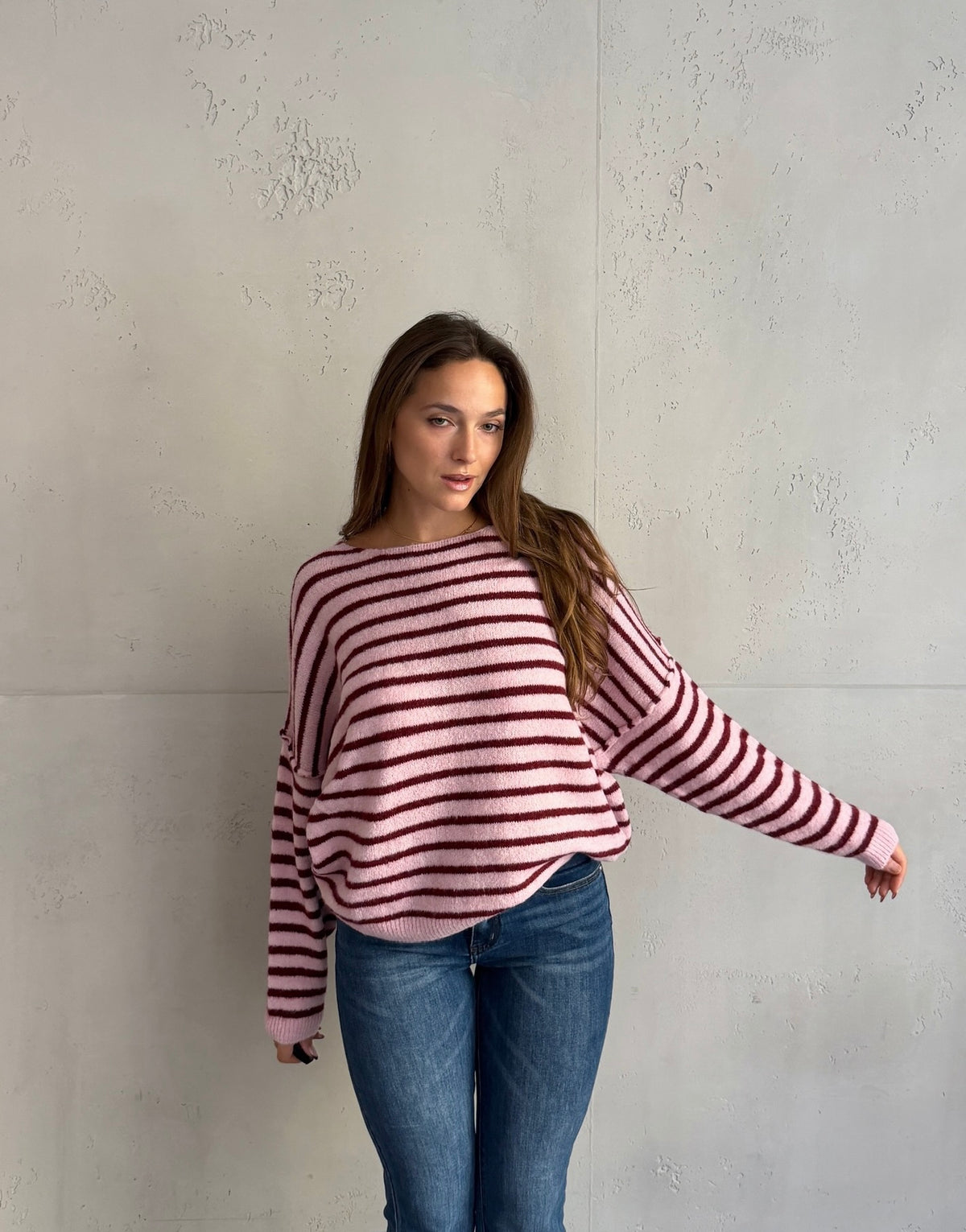 Gestreifter Pullover mit Außennaht