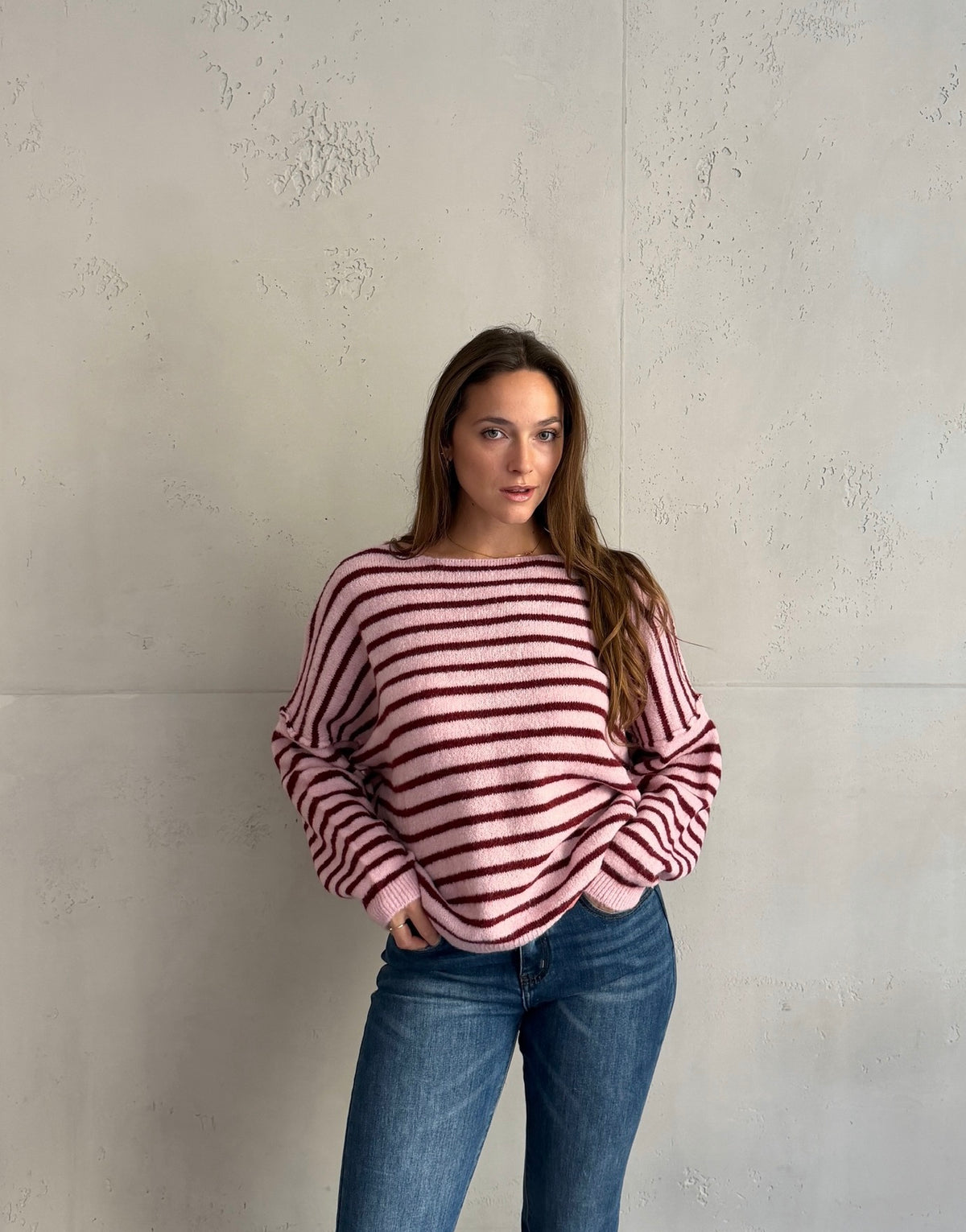 Gestreifter Pullover mit Außennaht