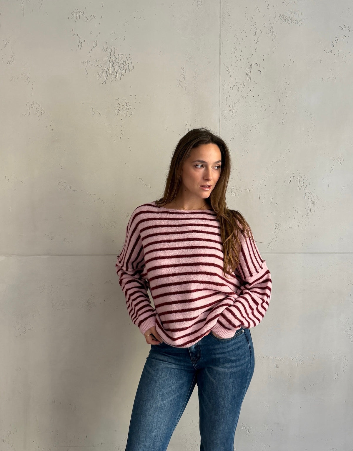 Gestreifter Pullover mit Außennaht