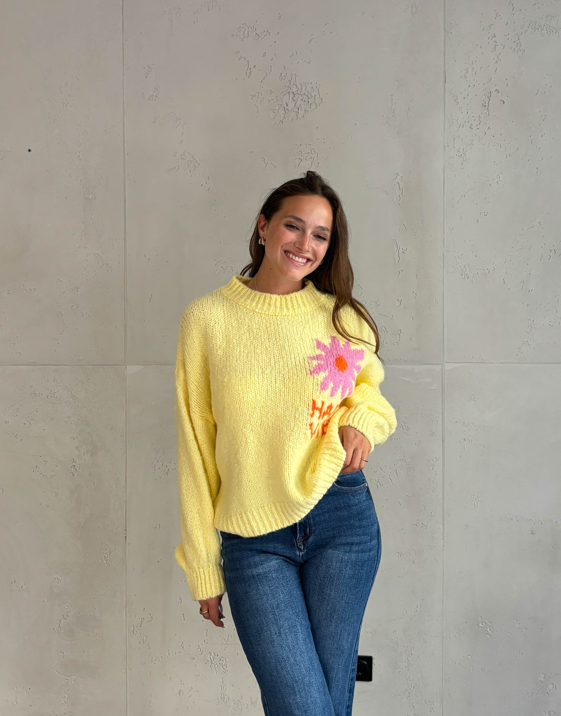 Frau mit braunen Haaren trägt happy vibes Pullover in gelb 