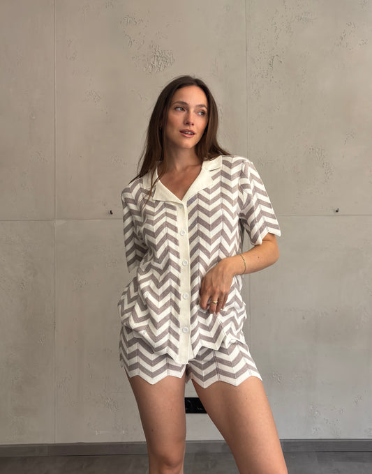 Gestricktes Polo mit Geo-Streifen