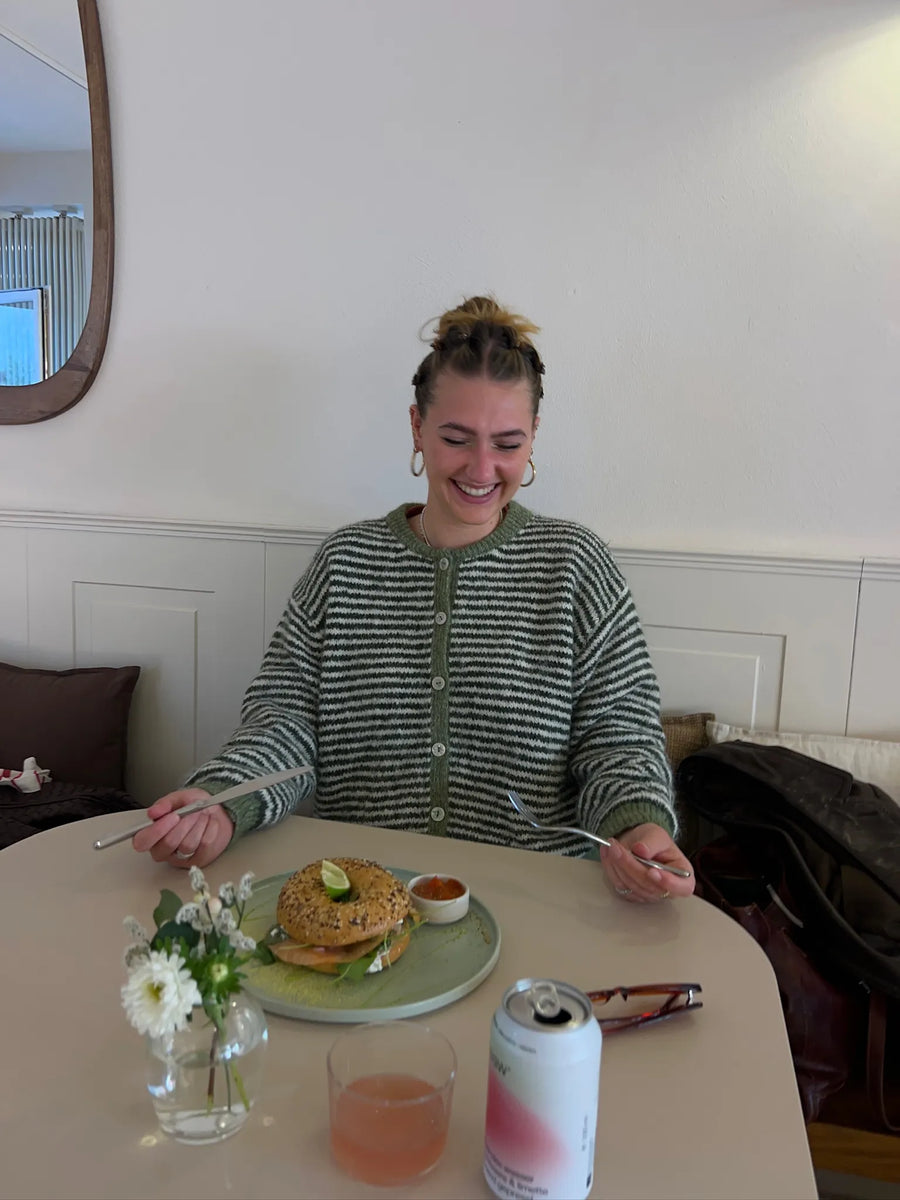Feingestreifte Strickjacke mit Knöpfen