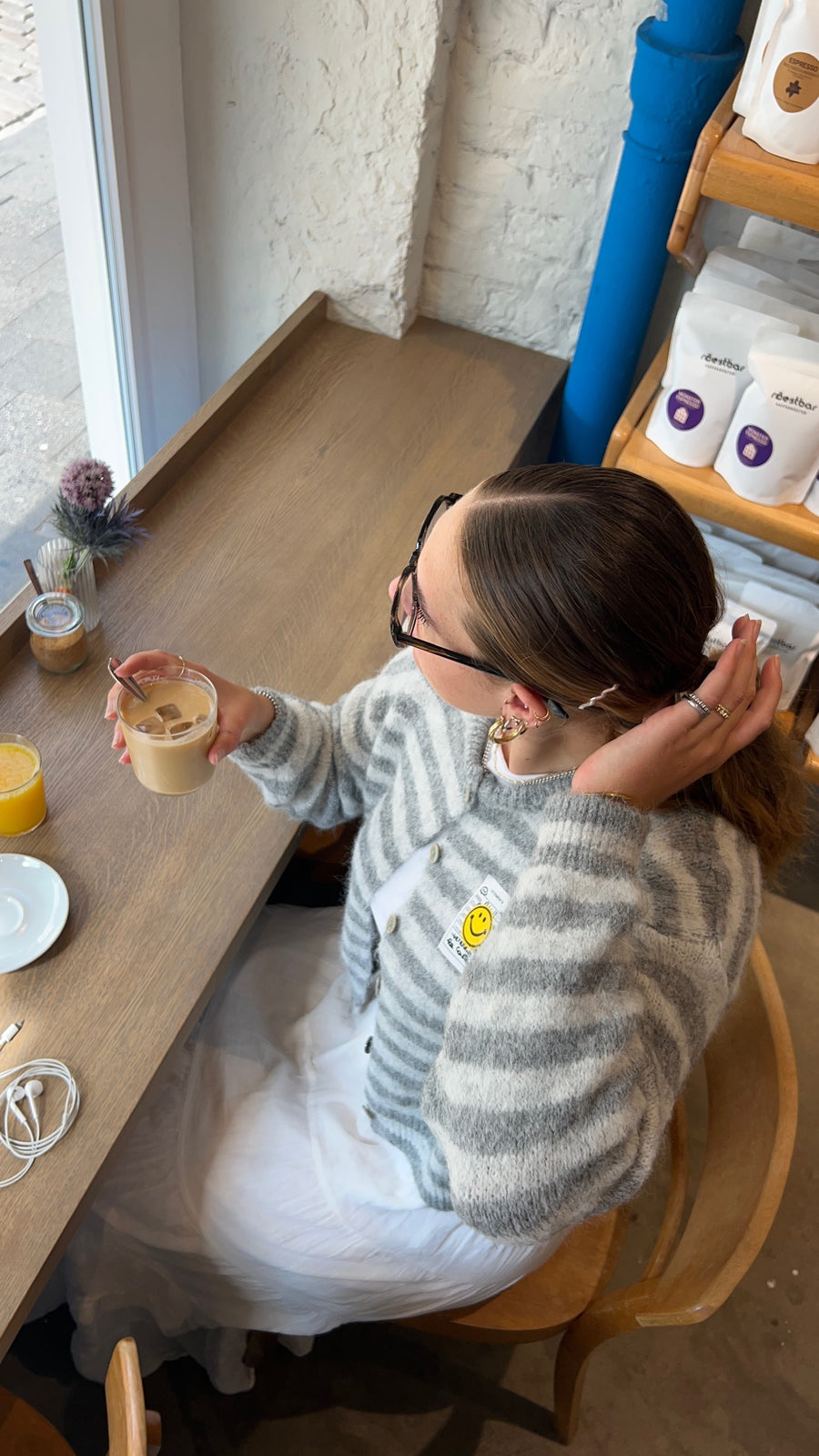 Durchgeknöpfte Strickjacke mit Streifen und Smiley Patch