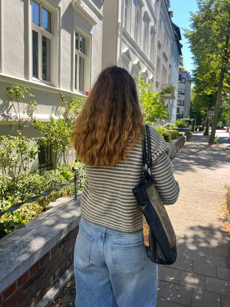 Gestreifte Strickjacke mit Reißverschluss & Stehkragen