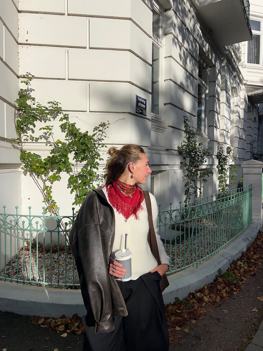 Kurze Strickjacke mit Mohair-Anteil und V-Ausschnitt