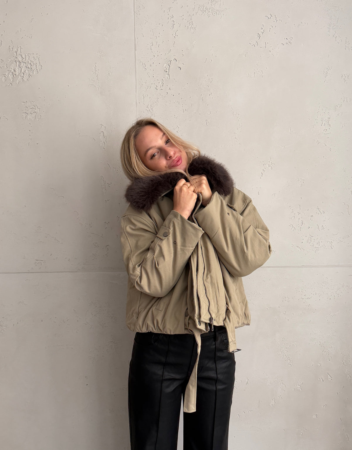 Jacke mit abnehmbarem Fellkragen
