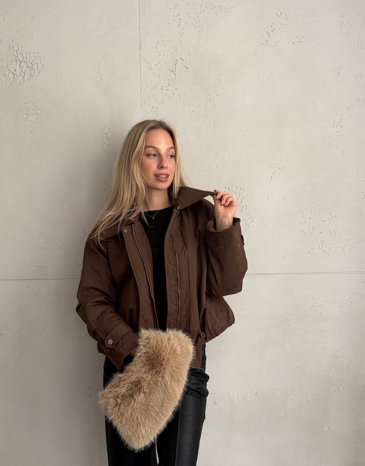 Jacke mit abnehmbarem Fellkragen
