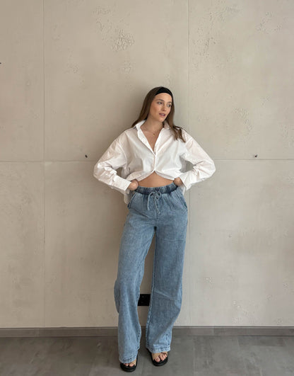 Frau mit brauen Haaren trägt Jeans im Jogging style 